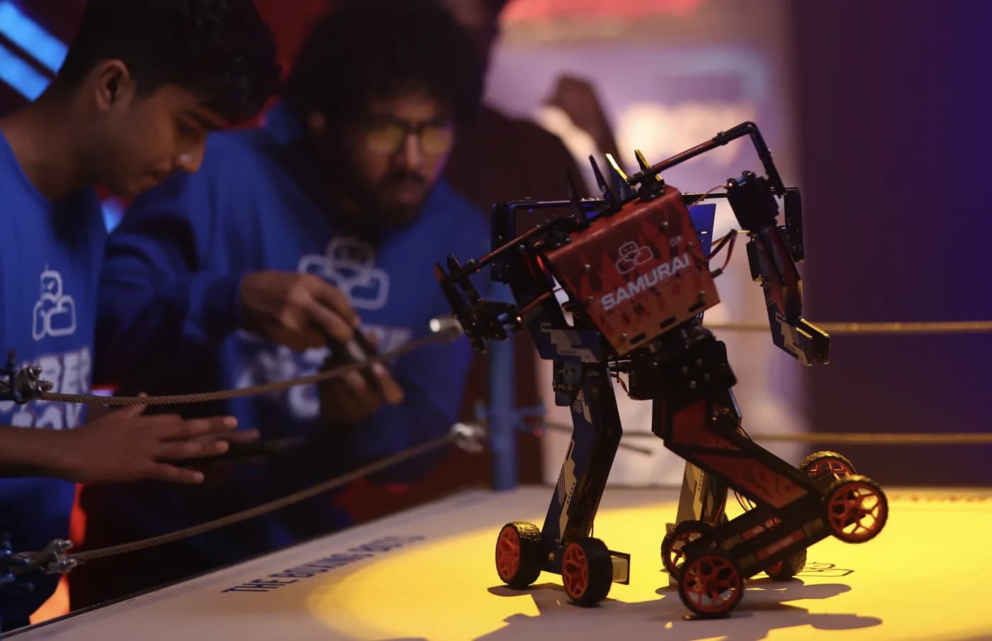 Zwei Schülerinnen und Schüler arbeiten bei einem Robitro-Event an einem Roboter