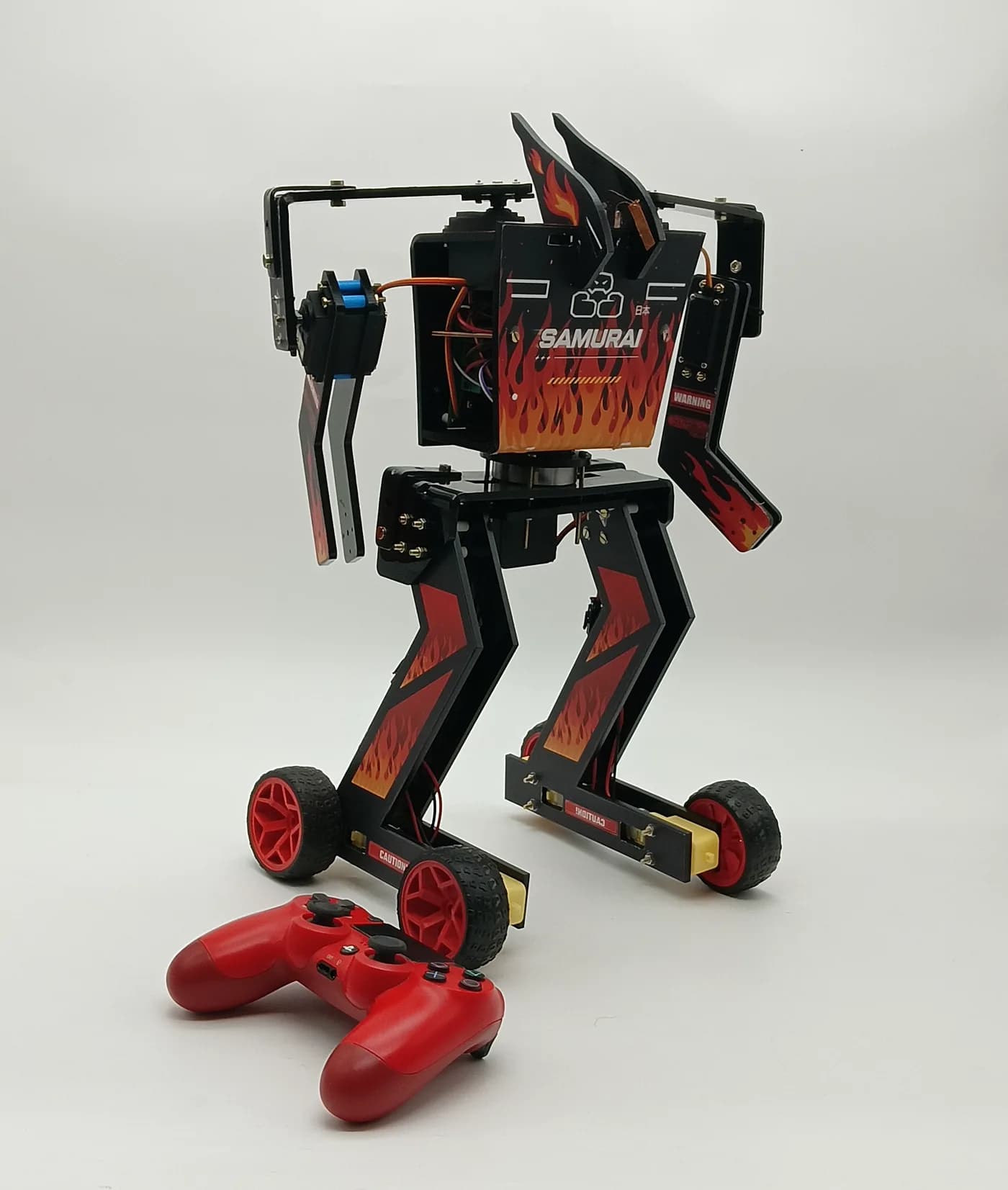 Piloten verkabeln einen Boxroboter am Ring