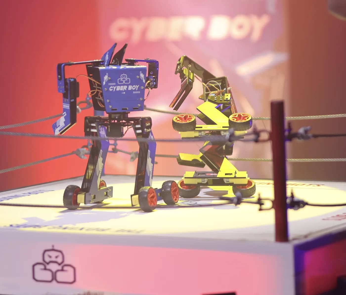 Roboterduell im beleuchteten Ring