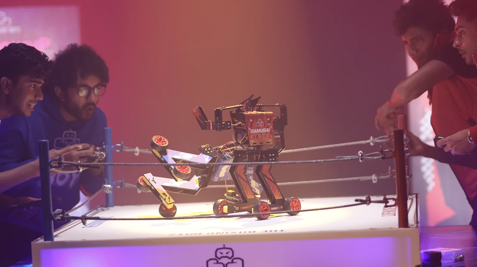 Piloten im Duell am Boxring